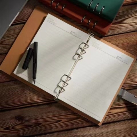 L'abitudine stampata corporativa di cuoio dei taccuini A5 di 21.5cm x di 14.3cm ha stampato i blocchi note
