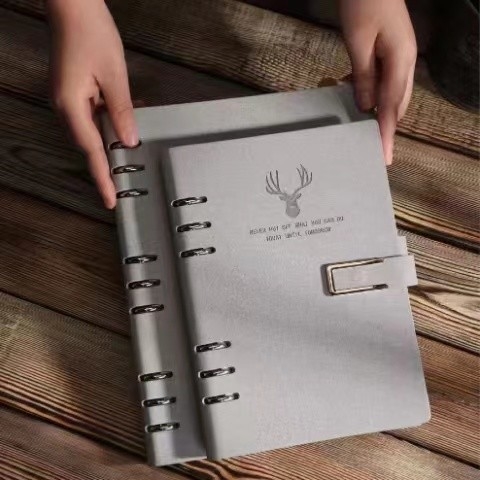 L'abitudine stampata corporativa di cuoio dei taccuini A5 di 21.5cm x di 14.3cm ha stampato i blocchi note