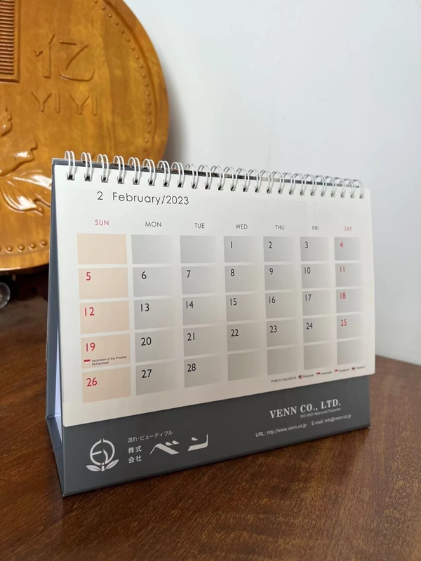 Calendario da tavolo in carta verniciata UV a colori PMS Paper IIIustrator 128 gsm