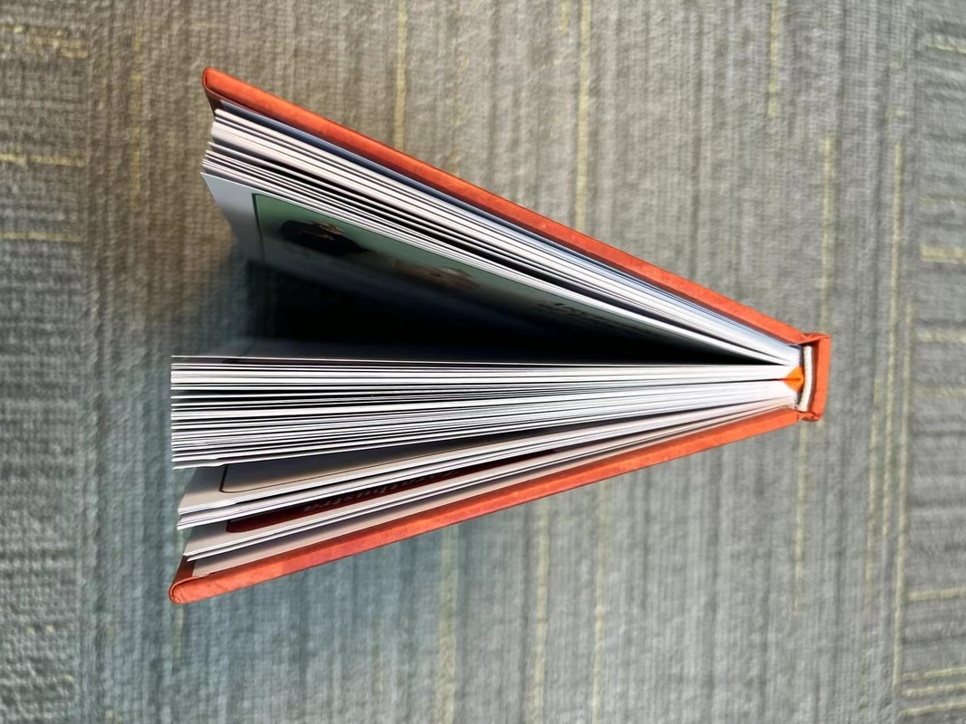 Il cartone il libro da colorare su ordinazione di carta patinata che stampa la progettazione classica CMYK